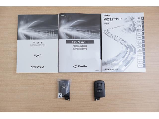 ヴォクシー ＺＳ　衝突被害軽減ブレーキ　純正９インチナビ　地デジＴＶ　バックカメラ　スマートキー　ＥＴＣ　クルコン　オートハイビーム　車線逸脱警報　クリアランスソナー　ＬＥＤライト　先行車発進お知らせ機能　Ｂｌｕｅｔｏｏｔｈ接続　横滑り防止装置　純正アルミ　ワンオーナー（51枚目）