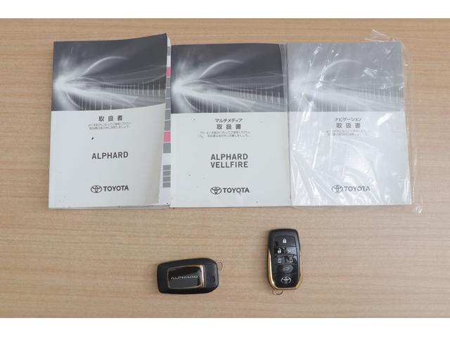 アルファードハイブリッド Ｓ　タイプゴールドＩＩ　４ＷＤ　衝突被害軽減ブレーキ　ＢＳＭ　９型ＤＡナビ　地デジＴＶ　バックカメラ　ＥＴＣ２．０　レーダークルーズ　車線逸脱警報　オートハイビーム　クリアランスソナー　両側電動ドア　ＡＣ１００Ｖ－１５００Ｗ　パワーバックドア　３眼ＬＥＤライト（50枚目）