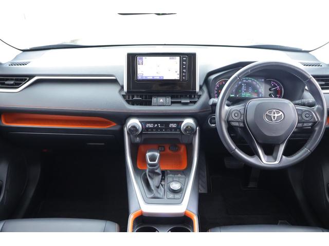ＲＡＶ４ アドベンチャー　４ＷＤ　衝突被害軽減ブレーキ　純正９型ナビ　地デジＴＶ　バックカメラ　ＢＳＭ　スマートキー　レーダークルーズ　車線逸脱警報　クリアランスソナー　オートハイビーム　ＥＴＣ　パワーシート　パワーバックドア　ＬＥＤライト　横滑り防止装置　ワンオーナー（12枚目）