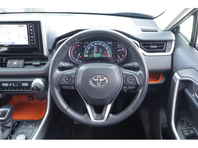 ＲＡＶ４ アドベンチャー　４ＷＤ　衝突被害軽減ブレーキ　純正９型ナビ　地デジＴＶ　バックカメラ　ＢＳＭ　スマートキー　レーダークルーズ　車線逸脱警報　クリアランスソナー　オートハイビーム　ＥＴＣ　パワーシート　パワーバックドア　ＬＥＤライト　横滑り防止装置　ワンオーナー（13枚目）