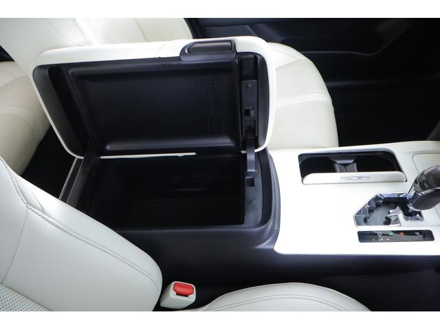 クラウンハイブリッド アスリートＧ　リボーンピンク　サンルーフ　レーダークルーズ　プリクラッシュセーフティ　純正ＨＤＤナビ　地デジＴＶ　パノラミックビューモニター　クリアランスソナー　スマートキー　ＥＴＣ　オートハイビーム　白本革　シートヒーター　１８インチＡＷ　横滑り防止装置（33枚目）