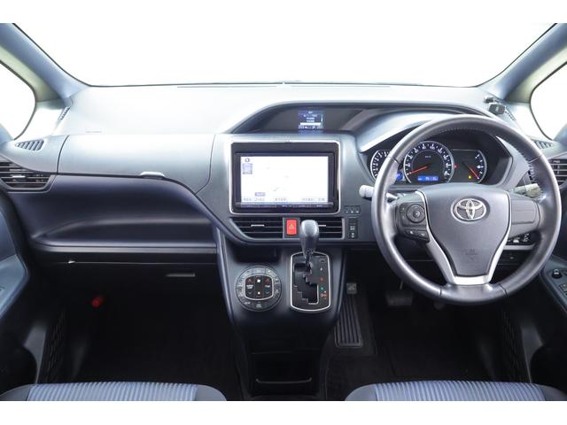 ヴォクシー ＺＳ　４ＷＤ　純正９インチナビ　地デジＴＶ　バックカメラ　後席モニター　スマートキー　ＥＴＣ　コーナーセンサー　両側電動スライドドア　Ｂｌｕｅｔｏｏｔｈ接続　アイドリングストップ　ＬＥＤヘッドライト　純正アルミ　横滑り防止装置（12枚目）