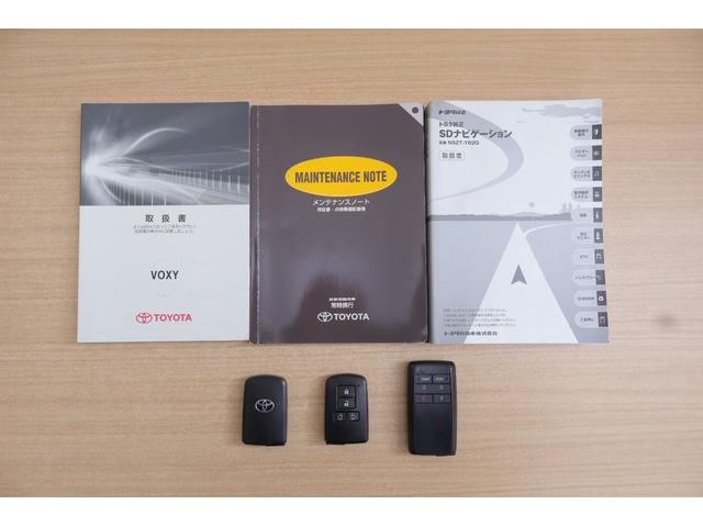 ヴォクシー ＺＳ　４ＷＤ　純正９インチナビ　地デジＴＶ　バックカメラ　後席モニター　スマートキー　ＥＴＣ　コーナーセンサー　両側電動スライドドア　Ｂｌｕｅｔｏｏｔｈ接続　アイドリングストップ　ＬＥＤヘッドライト　純正アルミ　横滑り防止装置（47枚目）