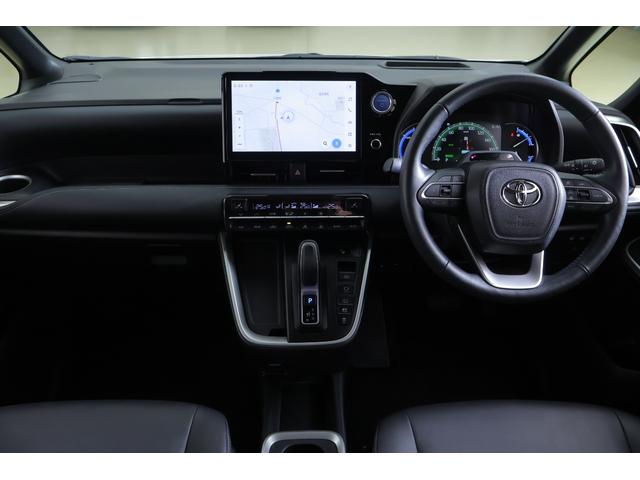 ノア ハイブリッドＳ－Ｚ　衝突被害軽減ブレーキ　１０．５型ＤＡナビ　地デジＴＶ　全周囲カメラ　後席モニター　ＥＴＣ２．０　デジタルミラー　ＢＳＭ　レーダークルーズ　車線逸脱警報　オートハイビーム　クリアランスソナー　両側電動ドア　シートヒーター　ＡＣ１００Ｖ１５００Ｗ（12枚目）