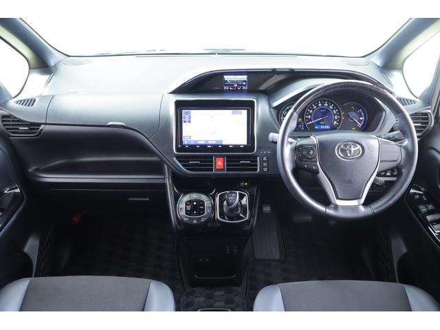 ノア ハイブリッドＳｉ　ダブルバイビーＩＩＩ　衝突被害軽減ブレーキ　純正９インチナビ　地デジＴＶ　バックカメラ　後席モニター　スマートキー　ＥＴＣ　クルコン　車線逸脱警報　オートハイビーム　両側電動ドア　クリアランスソナー　シートヒーター　前後ドラレコ　ＬＥＤライト（12枚目）