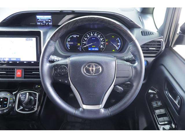 ノア ハイブリッドＳｉ　ダブルバイビーＩＩＩ　衝突被害軽減ブレーキ　純正９インチナビ　地デジＴＶ　バックカメラ　後席モニター　スマートキー　ＥＴＣ　クルコン　車線逸脱警報　オートハイビーム　両側電動ドア　クリアランスソナー　シートヒーター　前後ドラレコ　ＬＥＤライト（13枚目）