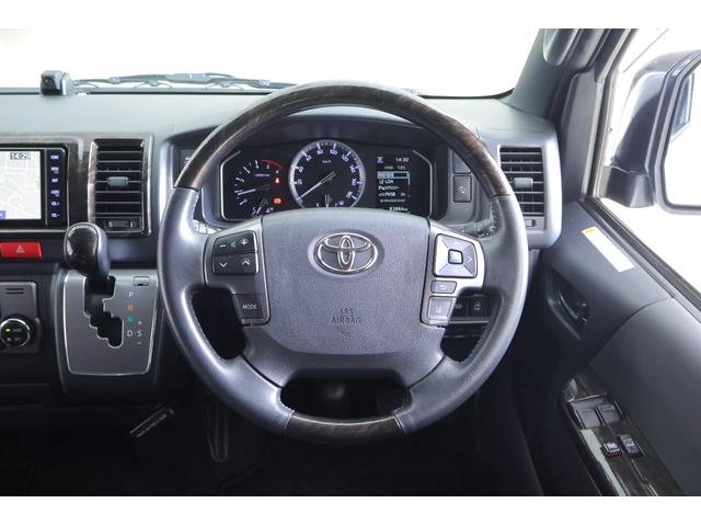 ハイエースバン スーパーＧＬダークプライムＩＩ　４ＷＤ　衝突被害軽減ブレーキ　純正ナビ地デジＴＶ　全周囲カメラ　スマートキー　ＥＴＣ２．０　車線逸脱警報　オートハイビーム　クリアランスソナー　両側電動ドア　ＬＥＤライト　デジタルミラー　ＡＣ１００Ｖ電源　ドラレコ　ワンオーナー（13枚目）