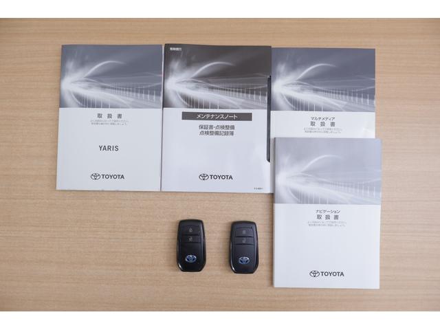 ヤリス ハイブリッドＺ　衝突被害軽減ブレーキ　純正８インチＤＡナビ　地デジＴＶ　全周囲カメラ　ＢＳＭ　スマートキー　ＥＴＣ　レーダークルーズ　オートハイビーム　車線逸脱警報　クリアランスソナー　シートヒーター　先行車発進告知機能　ＬＥＤヘッドライト　横滑り防止装置（51枚目）