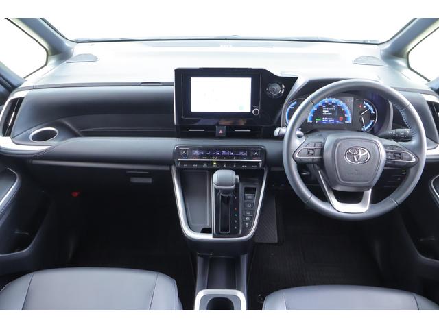 ノア ハイブリッドＳ－Ｚ　衝突被害軽減ブレーキ　レーダークルーズ　純正８インチＤＡ　バックカメラ　スマートキー　ＥＴＣ２．０　オートハイビーム　車線逸脱警報　クリアランスソナー　両側電動ドア　ＡＣ１００Ｖ－１５００Ｗ　シートヒーター　ＬＥＤヘッドライト　ワンオーナー（12枚目）