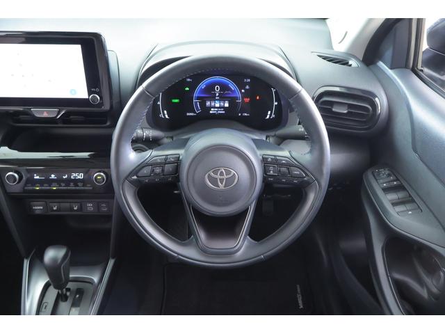 ヤリスクロス ハイブリッドＺ　衝突被害軽減ブレーキ　レーダークルーズ　純正８インチＤＡ　全周囲カメラ　スマートキー　ＥＴＣ　車線逸脱警報　オートハイビーム　ＢＳＭ　クリアランスソナー　前後ドラレコ　シートヒーター　ステアリングヒーター　ＬＥＤライト　パワーバックドア（13枚目）