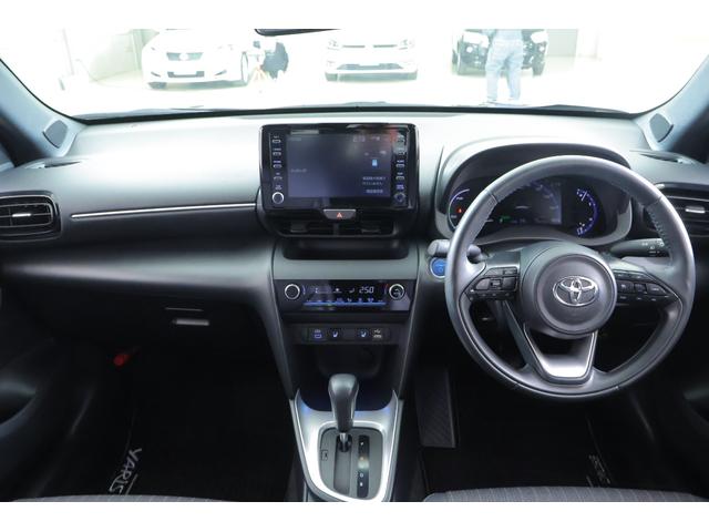 ヤリスクロス ハイブリッドＺ　衝突被害軽減ブレーキ　レーダークルーズ　純正８インチＤＡ　全周囲カメラ　オートハイビーム　車線逸脱警報　クリアランスソナー　スマートキー　ＥＴＣ　シートヒーター　ステアリングヒーター　Ｂｌｕｅｔｏｏｔｈ接続　ＬＥＤヘッドライト　横滑防止装置（12枚目）