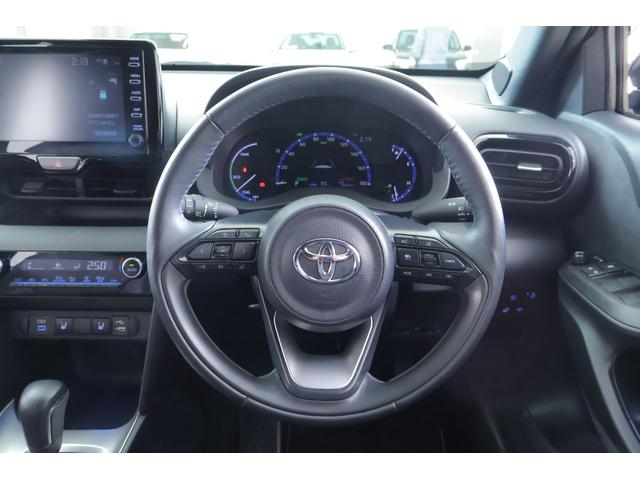 ヤリスクロス ハイブリッドＺ　衝突被害軽減ブレーキ　レーダークルーズ　純正８インチＤＡ　全周囲カメラ　オートハイビーム　車線逸脱警報　クリアランスソナー　スマートキー　ＥＴＣ　シートヒーター　ステアリングヒーター　Ｂｌｕｅｔｏｏｔｈ接続　ＬＥＤヘッドライト　横滑防止装置（13枚目）