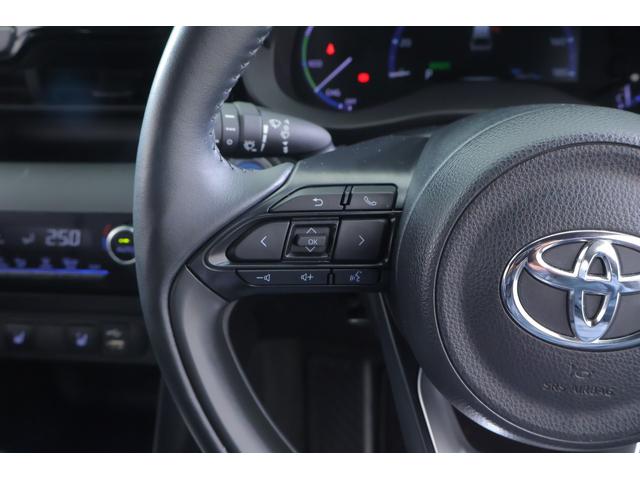 ヤリスクロス ハイブリッドＺ　衝突被害軽減ブレーキ　レーダークルーズ　純正８インチＤＡ　全周囲カメラ　オートハイビーム　車線逸脱警報　クリアランスソナー　スマートキー　ＥＴＣ　シートヒーター　ステアリングヒーター　Ｂｌｕｅｔｏｏｔｈ接続　ＬＥＤヘッドライト　横滑防止装置（22枚目）