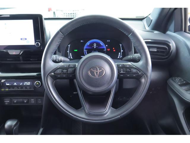 ヤリスクロス ハイブリッド　Ｚ　衝突被害軽減ブレーキ　純正８インチＤＡナビ　地デジＴＶ　全周囲カメラ　スマートキー　ＥＴＣ２．０　レーダークルーズ　車線逸脱警報　オートハイビーム　ＢＳＭ　クリアランスソナー　シートヒーター　ステアリングヒーター　ＬＥＤライト　横滑り防止装置（13枚目）