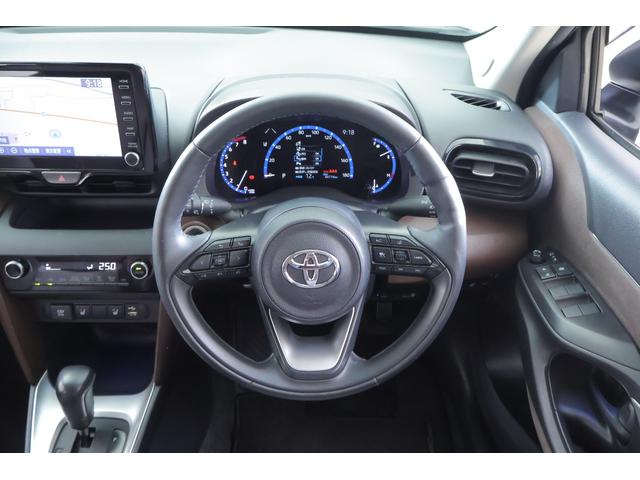 ヤリスクロス Ｚ　衝突被害軽減ブレーキ　レーダークルーズ　８インチＤＡナビ　地デジＴＶ　全周囲カメラ　ＢＳＭ　オートハイビーム　車線逸脱警報　クリアランスソナー　スマートキー　ＥＴＣ２．０　シートヒーター　ステアリングヒーター　前後ドラレコ　パワーバックドア　ワンオーナー（13枚目）