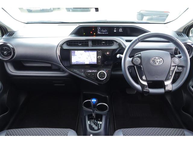 アクア クロスオーバー　衝突被害軽減ブレーキ　純正ＳＤナビ　地デジＴＶ　バックカメラ　スマートキー　ＥＴＣ　オートハイビーム　車線逸脱警報　シートヒーター　先行車発進告知機能　Ｂｌｕｅｔｏｏｔｈ接続　ＬＥＤヘッドライト　純正アルミ　横滑り防止装置（12枚目）