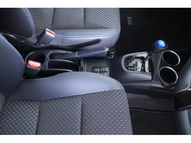 アクア クロスオーバー　衝突被害軽減ブレーキ　純正ＳＤナビ　地デジＴＶ　バックカメラ　スマートキー　ＥＴＣ　オートハイビーム　車線逸脱警報　シートヒーター　先行車発進告知機能　Ｂｌｕｅｔｏｏｔｈ接続　ＬＥＤヘッドライト　純正アルミ　横滑り防止装置（28枚目）