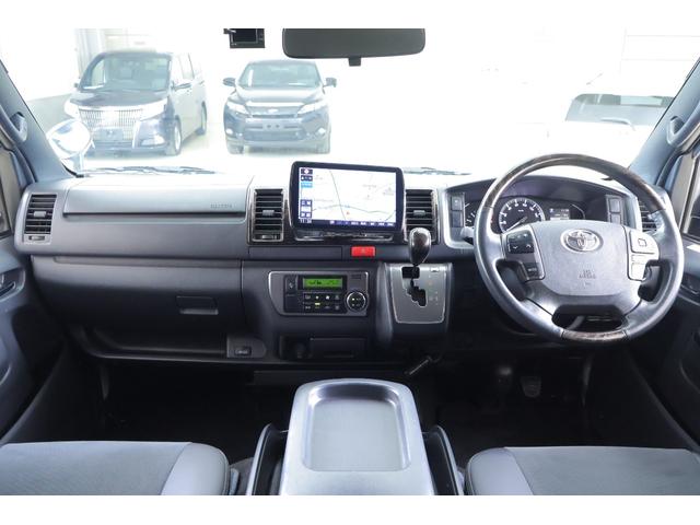 ハイエースバン スーパーＧＬ　ダークプライムＩＩ　衝突被害軽減ブレーキ　９インチナビ　地デジＴＶ　全周囲カメラ　スマートキー　ＥＴＣ　車線逸脱警報　オートハイビーム　電動格納ミラー　ＬＥＤヘッドライト　ＡＣ１００Ｖ電源　Ｂｌｕｅｔｏｏｔｈ接続　ドラレコ　横滑り防止装置（12枚目）