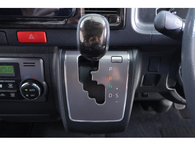 ハイエースバン スーパーＧＬ　ダークプライムＩＩ　衝突被害軽減ブレーキ　９インチナビ　地デジＴＶ　全周囲カメラ　スマートキー　ＥＴＣ　車線逸脱警報　オートハイビーム　電動格納ミラー　ＬＥＤヘッドライト　ＡＣ１００Ｖ電源　Ｂｌｕｅｔｏｏｔｈ接続　ドラレコ　横滑り防止装置（22枚目）