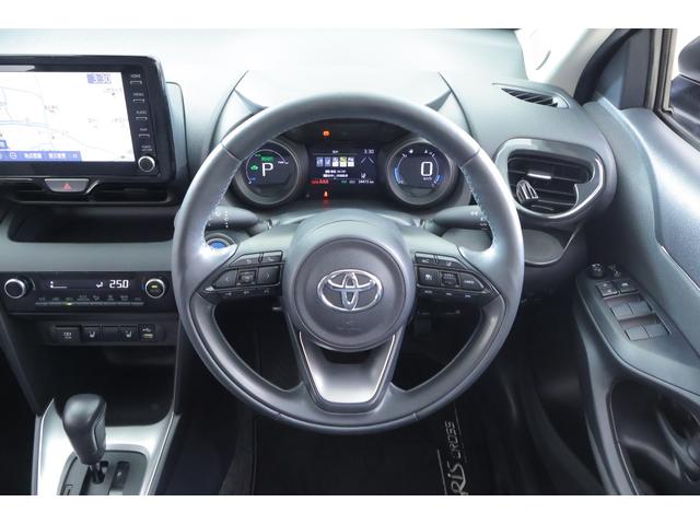 ヤリスクロス ハイブリッドＧ　衝突被害軽減ブレーキ　純正８インチＤＡナビ　全周囲カメラ　ＢＳＭ　スマートキー　ＥＴＣ２．０　レーダークルーズ　車線逸脱警報　オートハイビーム　クリアランスソナー　シートヒーター　ステアリングヒーター　ＬＥＤライト　横滑り防止装置　ワンオーナー（13枚目）