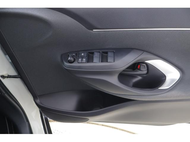 ヤリスクロス ハイブリッドＧ　衝突被害軽減ブレーキ　純正８インチＤＡナビ　全周囲カメラ　ＢＳＭ　スマートキー　ＥＴＣ２．０　レーダークルーズ　車線逸脱警報　オートハイビーム　クリアランスソナー　シートヒーター　ステアリングヒーター　ＬＥＤライト　横滑り防止装置　ワンオーナー（34枚目）