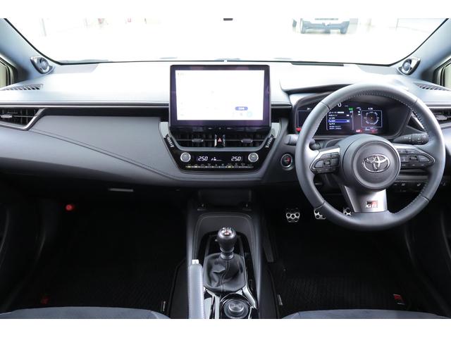 ＲＺ　４ＷＤ　６速ＭＴ　衝突被害軽減ブレーキ　レーダークルーズ　ＢＳＭ　１０．５インチＤＡナビ　地デジＴＶ　バックカメラ　車線逸脱警報　クリアランスソナー　シートヒーター　ステアリングヒーター　ドラレコ（画像8）