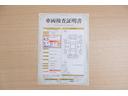 店頭にて、クルマの状態が一目で分かる検査証明書を公開中。トヨタ認定検査員が厳しく査定し、状態を点数と図解で表示しています。修復歴はもちろん、傷やヘコミの箇所や程度がご確認いただけます。