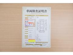 店頭にて、クルマの状態が一目で分かる検査証明書を公開中。トヨタ認定検査員が厳しく査定し、状態を点数と図解で表示しています。修復歴はもちろん、傷やヘコミの箇所や程度がご確認いただけます。 2