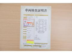 店頭にて、クルマの状態が一目で分かる検査証明書を公開中。トヨタ認定検査員が厳しく査定し、状態を点数と図解で表示しています。修復歴はもちろん、傷やヘコミの箇所や程度がご確認いただけます。 2