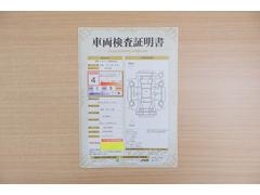 店頭にて、クルマの状態が一目で分かる検査証明書を公開中。トヨタ認定検査員が厳しく査定し、状態を点数と図解で表示しています。修復歴はもちろん、傷やヘコミの箇所や程度がご確認いただけます。 2