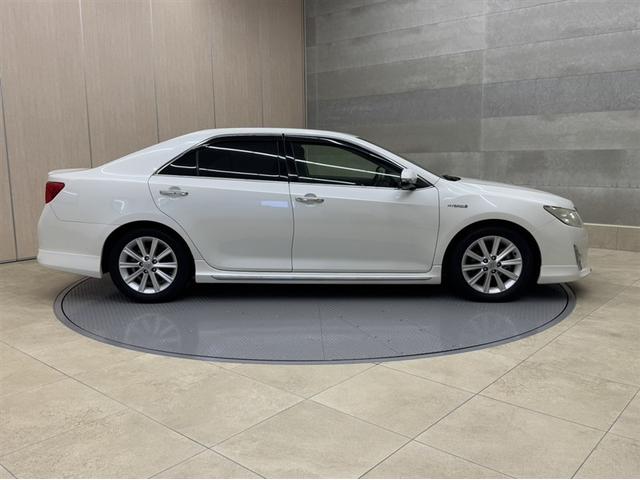 カムリ ハイブリッド　Ｇパッケージ　ワンオーナー　ナビ　フルセグ　Ｂｌｕｅｔｏｏｔｈ　バックモニター　ＥＴＣ　ＨＩＤ　寒冷地仕様　フルエアロ　オートエアコン　パワーシート　ＣＤ／ＤＶＤ再生　スマートキー　純正アルミ　盗難防止装置（17枚目）