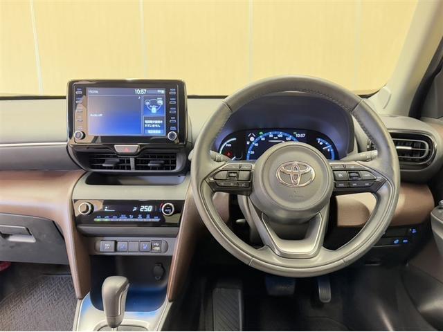 ヤリスクロス ハイブリッドＺ　衝突被害軽減ブレーキ　ペダル踏み間違い急発進抑制装置　ディスプレイオーディオ　フルセグ　Ｂｌｕｅｔｏｏｔｈ　ＥＴＣ　ＬＥＤ　シートヒーター　クルーズコントロール　ハンズフリーバックドア　純正アルミ（7枚目）