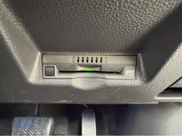 ヤリスクロス ハイブリッドＺ　衝突被害軽減ブレーキ　ペダル踏み間違い急発進抑制装置　ディスプレイオーディオ　フルセグ　Ｂｌｕｅｔｏｏｔｈ　ＥＴＣ　ＬＥＤ　シートヒーター　クルーズコントロール　ハンズフリーバックドア　純正アルミ（12枚目）