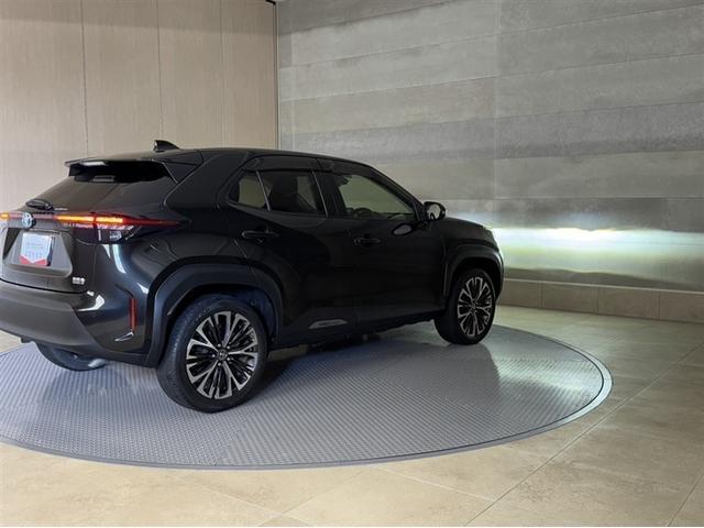 ヤリスクロス ハイブリッドＺ　衝突被害軽減ブレーキ　ペダル踏み間違い急発進抑制装置　ディスプレイオーディオ　フルセグ　Ｂｌｕｅｔｏｏｔｈ　ＥＴＣ　ＬＥＤ　シートヒーター　クルーズコントロール　ハンズフリーバックドア　純正アルミ（15枚目）