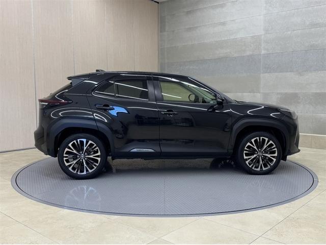 ヤリスクロス ハイブリッドＺ　衝突被害軽減ブレーキ　ペダル踏み間違い急発進抑制装置　ディスプレイオーディオ　フルセグ　Ｂｌｕｅｔｏｏｔｈ　ＥＴＣ　ＬＥＤ　シートヒーター　クルーズコントロール　ハンズフリーバックドア　純正アルミ（17枚目）