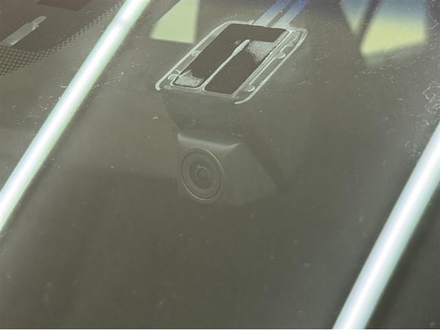 クラウンハイブリッド Ｓ　Ｆｏｕｒ　４ＷＤ　衝突被害軽減ブレーキ　ペダル踏み間違い急発進抑制装置　ドライブレコーダー　ナビ　フルセグ　Ｂｌｕｅｔｏｏｔｈ　ＥＴＣ　ＬＥＤ　クルーズコントロール　バックモニター　オートエアコン　ＣＤ／ＤＶＤ（12枚目）