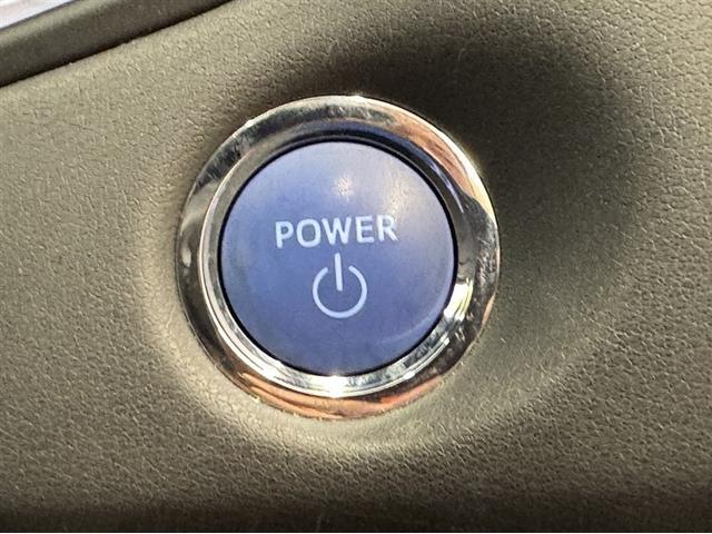 クラウンハイブリッド Ｓ　Ｆｏｕｒ　４ＷＤ　衝突被害軽減ブレーキ　ペダル踏み間違い急発進抑制装置　ドライブレコーダー　ナビ　フルセグ　Ｂｌｕｅｔｏｏｔｈ　ＥＴＣ　ＬＥＤ　クルーズコントロール　バックモニター　オートエアコン　ＣＤ／ＤＶＤ（13枚目）