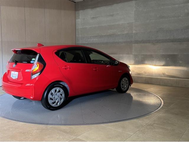 アクア Ｓ　衝突被害軽減ブレーキ　ペダル踏み間違い急発進抑制装置　ドライブレコーダー　ナビ　フルセグ　Ｂｌｕｅｔｏｏｔｈ　バックモニター　先進ライト　車線逸脱警報　オートエアコン　スマートキー　ＣＤ／ＤＶＤ再生（13枚目）