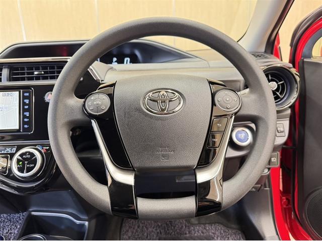 アクア Ｓ　衝突被害軽減ブレーキ　ペダル踏み間違い急発進抑制装置　ドライブレコーダー　ナビ　フルセグ　Ｂｌｕｅｔｏｏｔｈ　バックモニター　先進ライト　車線逸脱警報　オートエアコン　スマートキー　ＣＤ／ＤＶＤ再生（24枚目）