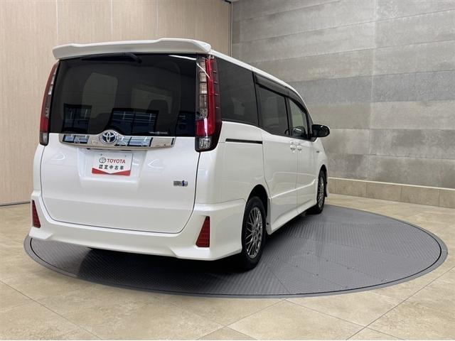 ノア ハイブリッドＳｉ　衝突被害軽減ブレーキ　ナビ　フルセグ　Ｂｌｕｅｔｏｏｔｈ　ＥＴＣ　ＬＥＤ　バックモニター　片側電動スライドドア　ワンオーナー　先進ライト　車線逸脱警報　オートエアコン　リヤクーラー　ＣＤ／ＤＶＤ再生（17枚目）