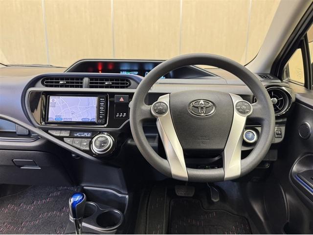 アクア Ｓ　ワンセグ内蔵メモリー　Ｂｌｕｅｔｏｏｔｈ対応　バックモニター　ＥＴＣ　スマートキー　イモビライザー　オートエアコン　横滑り防止装置　ＡＢＳ　全席パワーウィンドウ　パワーステアリング　デュアルエアバッグ（6枚目）