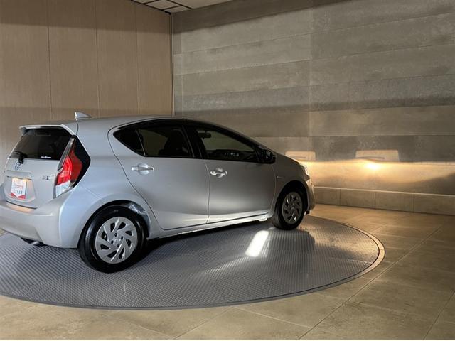 アクア Ｓ　ワンセグ内蔵メモリー　Ｂｌｕｅｔｏｏｔｈ対応　バックモニター　ＥＴＣ　スマートキー　イモビライザー　オートエアコン　横滑り防止装置　ＡＢＳ　全席パワーウィンドウ　パワーステアリング　デュアルエアバッグ（12枚目）