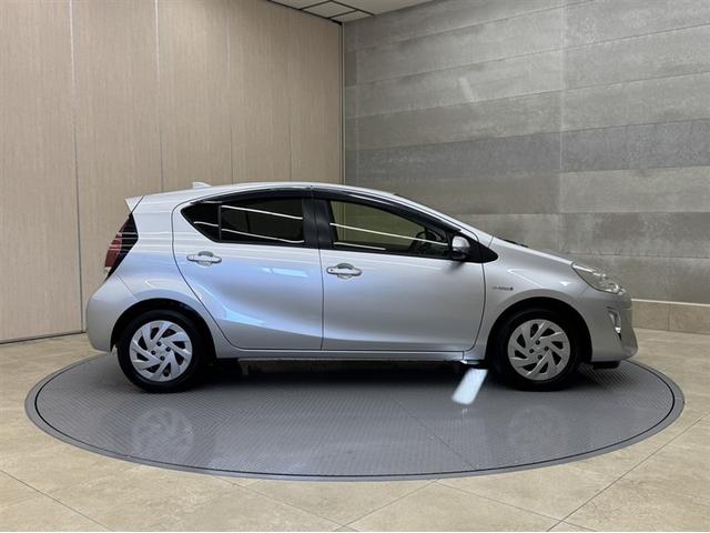 アクア Ｓ　ワンセグ内蔵メモリー　Ｂｌｕｅｔｏｏｔｈ対応　バックモニター　ＥＴＣ　スマートキー　イモビライザー　オートエアコン　横滑り防止装置　ＡＢＳ　全席パワーウィンドウ　パワーステアリング　デュアルエアバッグ（14枚目）