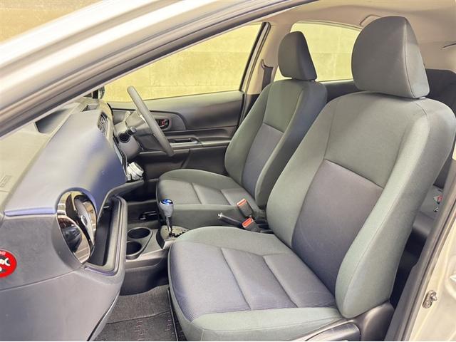 アクア Ｓ　ワンセグ内蔵メモリー　Ｂｌｕｅｔｏｏｔｈ対応　バックモニター　ＥＴＣ　スマートキー　イモビライザー　オートエアコン　横滑り防止装置　ＡＢＳ　全席パワーウィンドウ　パワーステアリング　デュアルエアバッグ（17枚目）