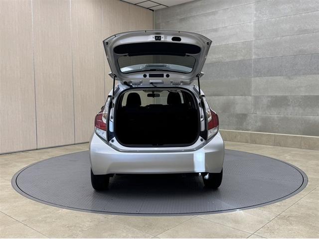 アクア Ｓ　ワンセグ内蔵メモリー　Ｂｌｕｅｔｏｏｔｈ対応　バックモニター　ＥＴＣ　スマートキー　イモビライザー　オートエアコン　横滑り防止装置　ＡＢＳ　全席パワーウィンドウ　パワーステアリング　デュアルエアバッグ（25枚目）