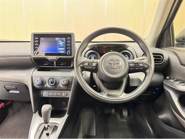 ヤリスクロス Ｘ　衝突被害軽減ブレーキ　ペダル踏み間違い急発進抑制装置　ディスプレイオーディオ　Ｂｌｕｅｔｏｏｔｈ　バックモニター　クルーズコントロール　先進ライト　車線逸脱警報　マニュアルエアコン　スマートキー（6枚目）