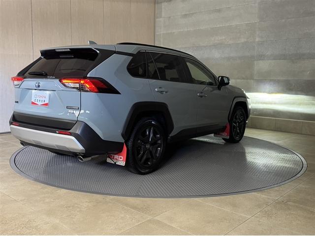 ＲＡＶ４ ハイブリッドアドベンチャー　４ＷＤ　衝突被害軽減ブレーキ　ペダル踏み間違い急発進抑制装置　ナビ　フルセグ　Ｂｌｕｅｔｏｏｔｈ　ＥＴＣ　シートヒーター・ベンチレーション　試乗車　電源コンセント　サンルーフ　クルーズコントロール（17枚目）