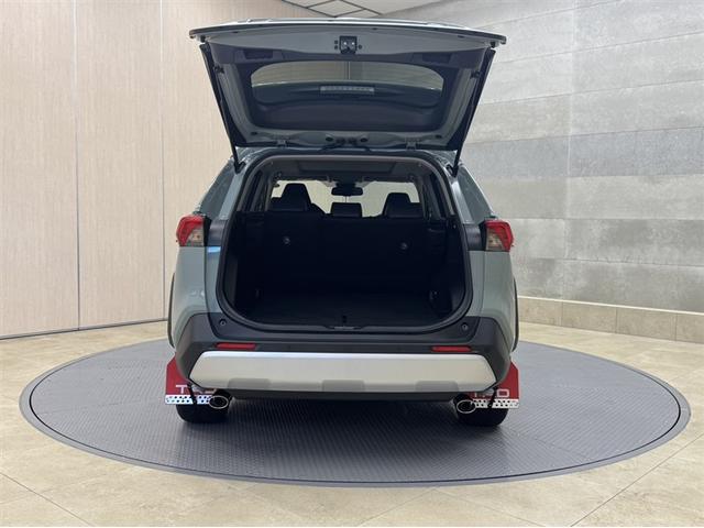 ＲＡＶ４ ハイブリッドアドベンチャー　４ＷＤ　衝突被害軽減ブレーキ　ペダル踏み間違い急発進抑制装置　ナビ　フルセグ　Ｂｌｕｅｔｏｏｔｈ　ＥＴＣ　シートヒーター・ベンチレーション　試乗車　電源コンセント　サンルーフ　クルーズコントロール（31枚目）