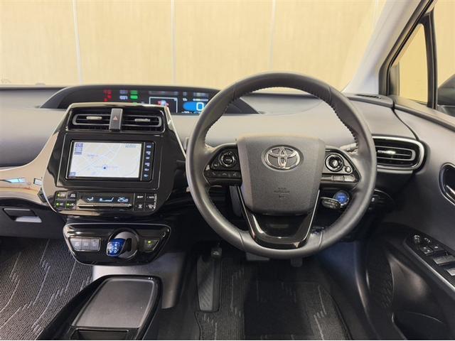 プリウス Ａ　衝突被害軽減ブレーキ　ペダル踏み間違急発進抑制装置　車線逸脱警報装置　オートハイビーム　ブラインドスポットモニター　ＥＴＣ２．０　ドラレコ　フルセグ内蔵メモリーナビ　Ｂｌｕｅｔｏｏｔｈ　バックモニター（6枚目）