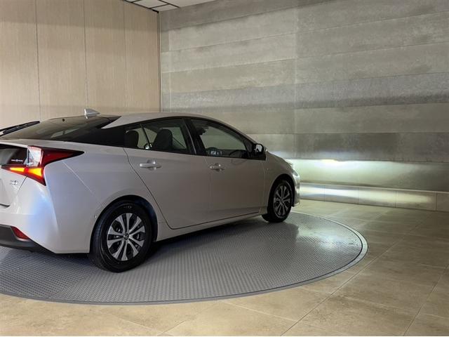 プリウス Ａ　衝突被害軽減ブレーキ　ペダル踏み間違急発進抑制装置　車線逸脱警報装置　オートハイビーム　ブラインドスポットモニター　ＥＴＣ２．０　ドラレコ　フルセグ内蔵メモリーナビ　Ｂｌｕｅｔｏｏｔｈ　バックモニター（16枚目）